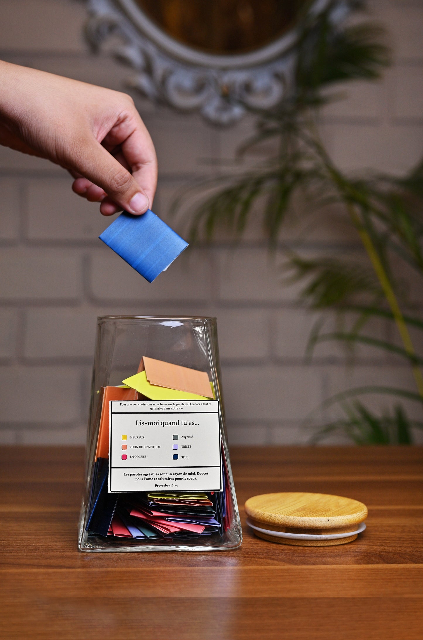 jar with verse 'Read me when you are' / 'Vakio aho rehefa'