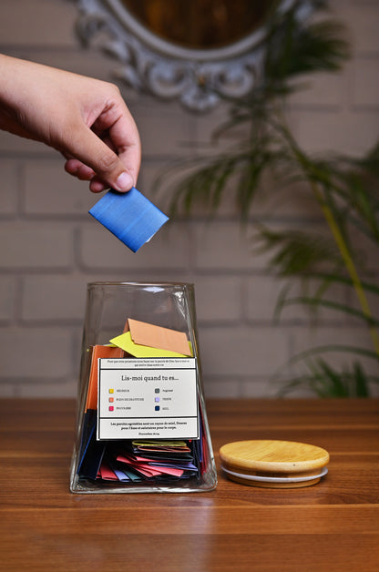 jar with verse 'Read me when you are' / 'Vakio aho rehefa'